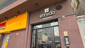 A storefront with a sign reading "enredo" and a yellow awning. - Modern Studio in Lapa With Pool and gym R1205 (Nova Iguaçu)