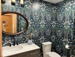 Bathroom - Beautiful and spacious 6 bedroom Waterfront lodge in peaceful Mount Vernon, ME (Mount Vernon)