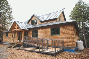 Exterior - Beautiful and spacious 6 bedroom Waterfront lodge in peaceful Mount Vernon, ME (Mount Vernon)