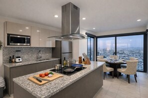 Fridge, microwave, stovetop, coffee/tea maker - Condo Premium - Malecón | Vista al mar | Grupos 6+ (Mazatlán)