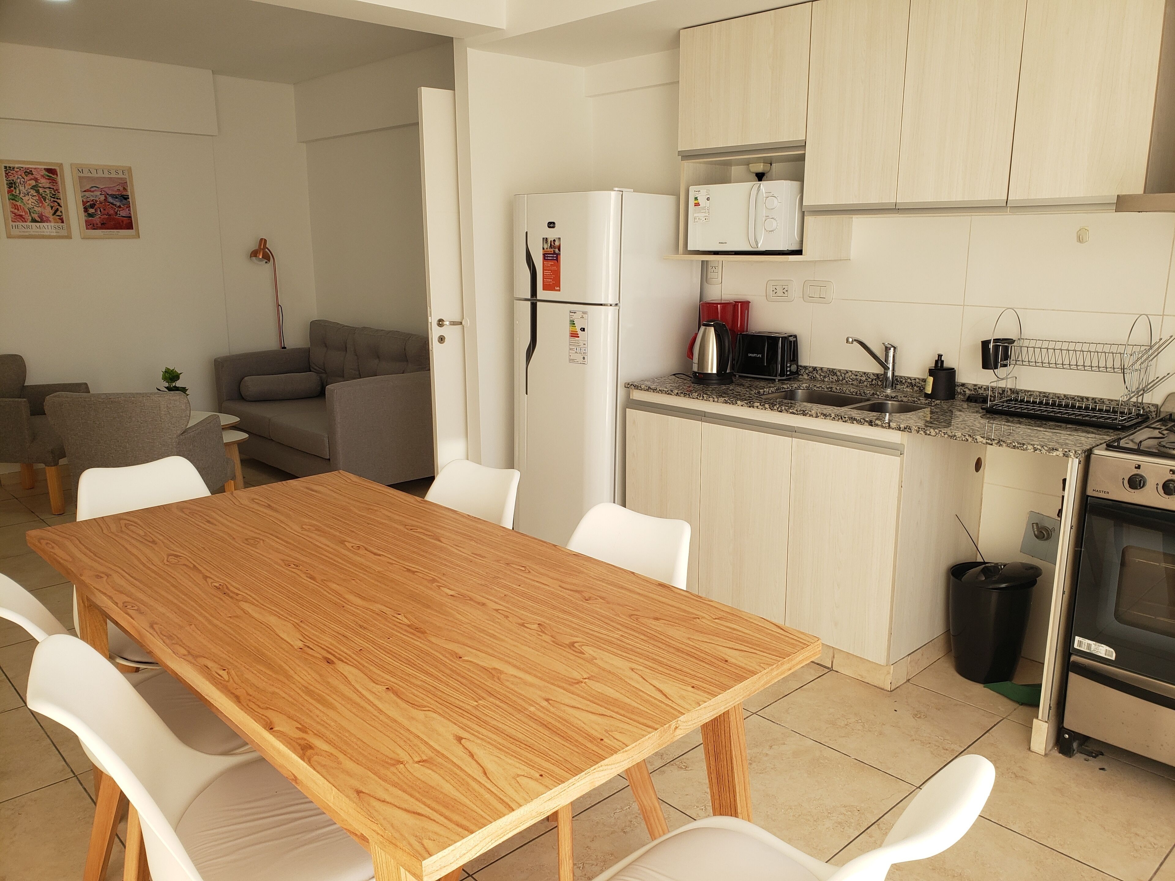 Refrigerador con freezer, microondas, horno, cafetera/tetera