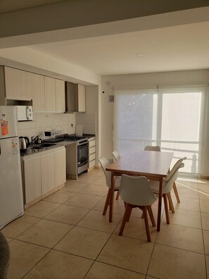 Leilighet – classic, balkong | Eget kjøkken | Kjøleskap, mikrobølgeovn, ovn og kaffetrakter/tekoker