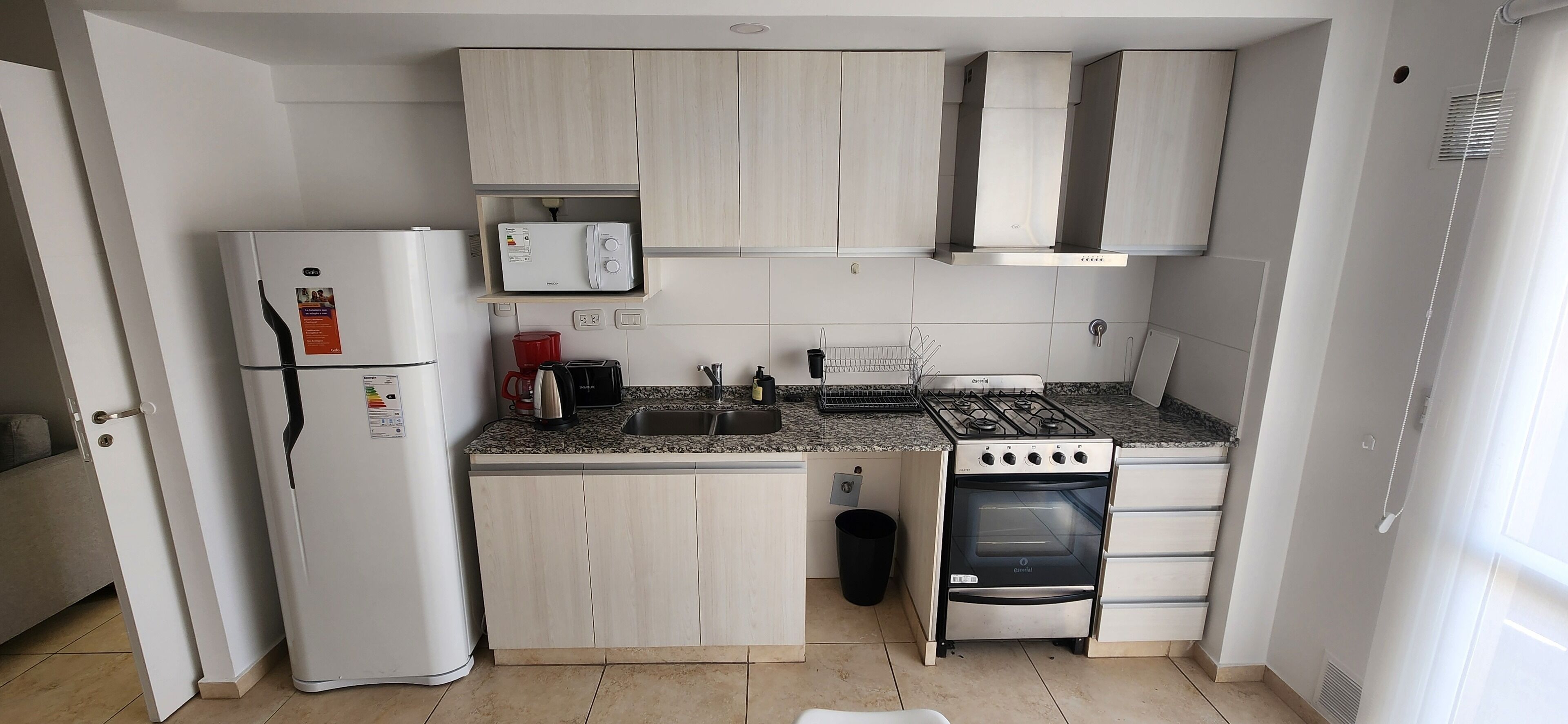 Geladeira grande, micro-ondas, fogão, cafeteira/chaleira