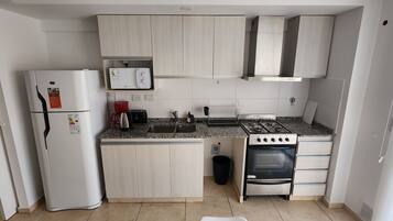 Full-sized fridge, microwave, oven, coffee/tea maker