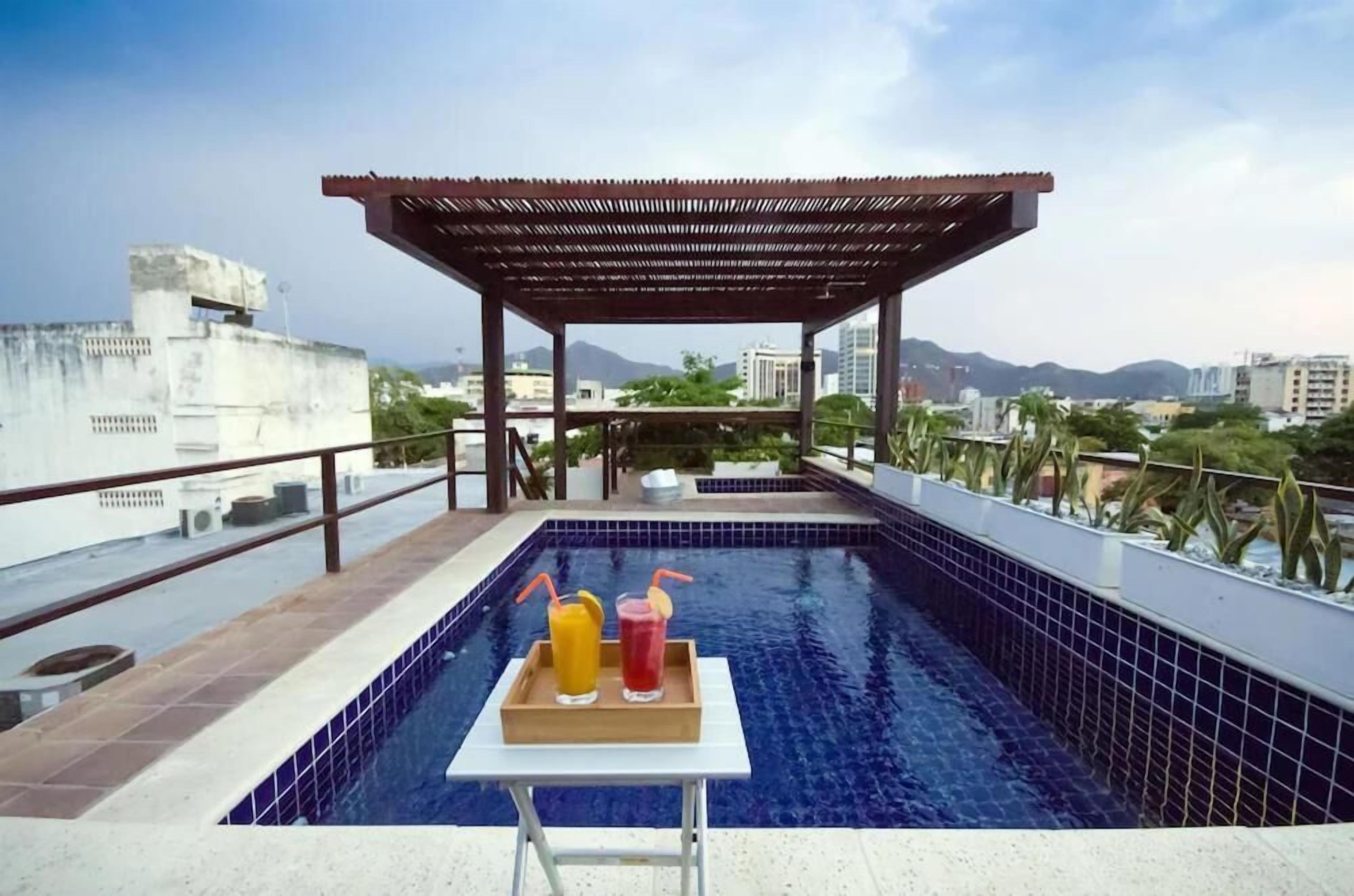 Una piscina al aire libre