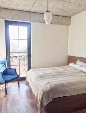 Phòng đôi, ban công, quang cảnh vườn | Bàn, khu vực làm việc phù hợp cho laptop 