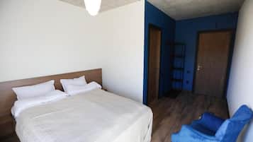 Dobbeltrom – deluxe, balkong, hageutsikt | Skrivebord, skrivebord for bærbar PC og wi-fi (inkludert)