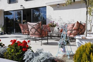 Outdoor dining - Aragvispiri Wine Cellar (Mtskheta-Mtianeti)