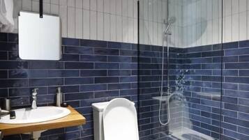 Shower, free toiletries, towels, shampoo