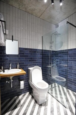 Buồng tắm vòi sen, đồ dùng nhà tắm miễn phí, khăn tắm, dầu gội 