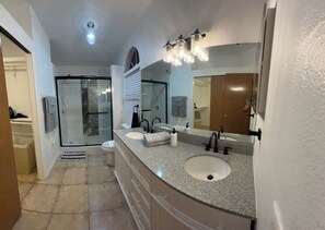 Shower, hair dryer, towels, soap - The Best Orlando Stay! (Kissimmee)