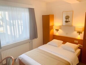 Classic Double Room | In-room safe, iron/ironing board, free WiFi - Hôtel Français (Luxembourg City)