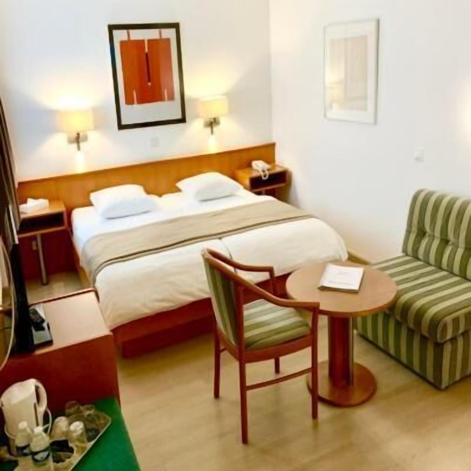 Kahden hengen standard-huone (kaksi sänkyä), kaupunkinäköala | Tallelokero huoneessa, silitysrauta/-lauta, ilmainen Wi-Fi