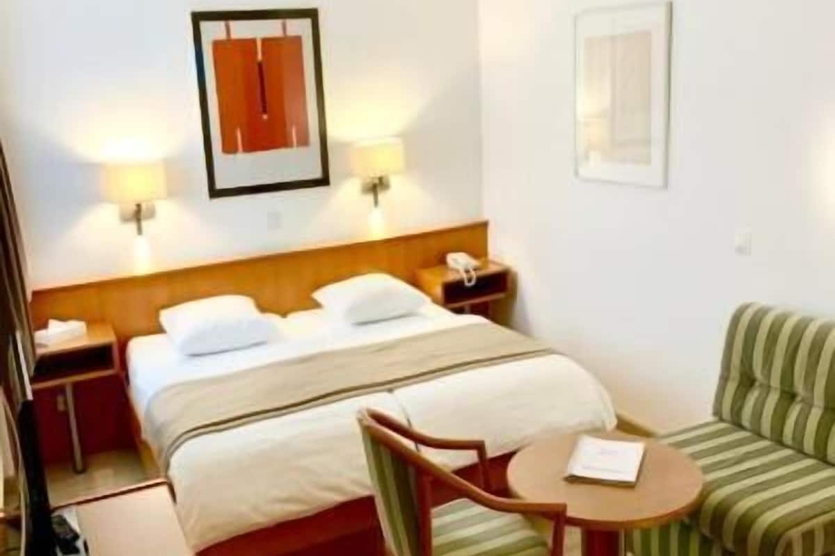 Kahden hengen standard-huone (kaksi sänkyä), kaupunkinäköala | Tallelokero huoneessa, silitysrauta/-lauta, ilmainen Wi-Fi