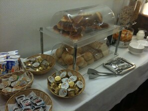 Petit déjeuner buffet (18 EUR par personne)