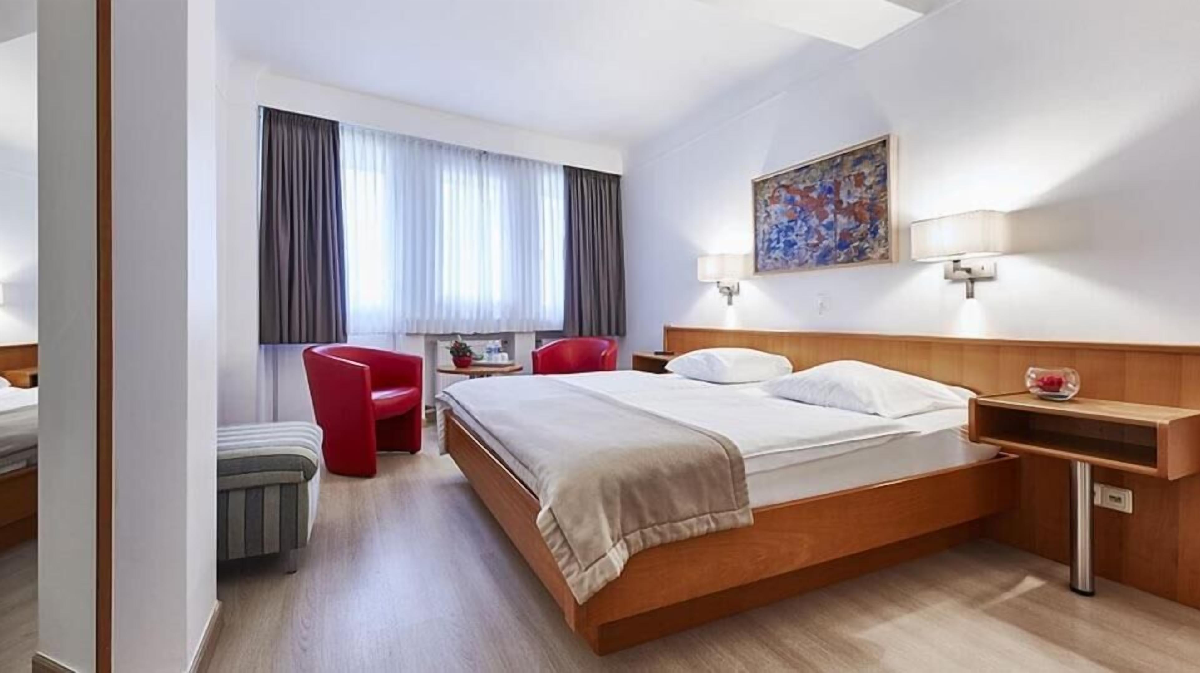 Kahden hengen superior-huone, kaupunkinäköala | Tallelokero huoneessa, silitysrauta/-lauta, ilmainen Wi-Fi