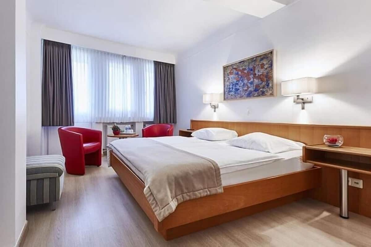 Kahden hengen superior-huone, kaupunkinäköala | Tallelokero huoneessa, silitysrauta/-lauta, ilmainen Wi-Fi