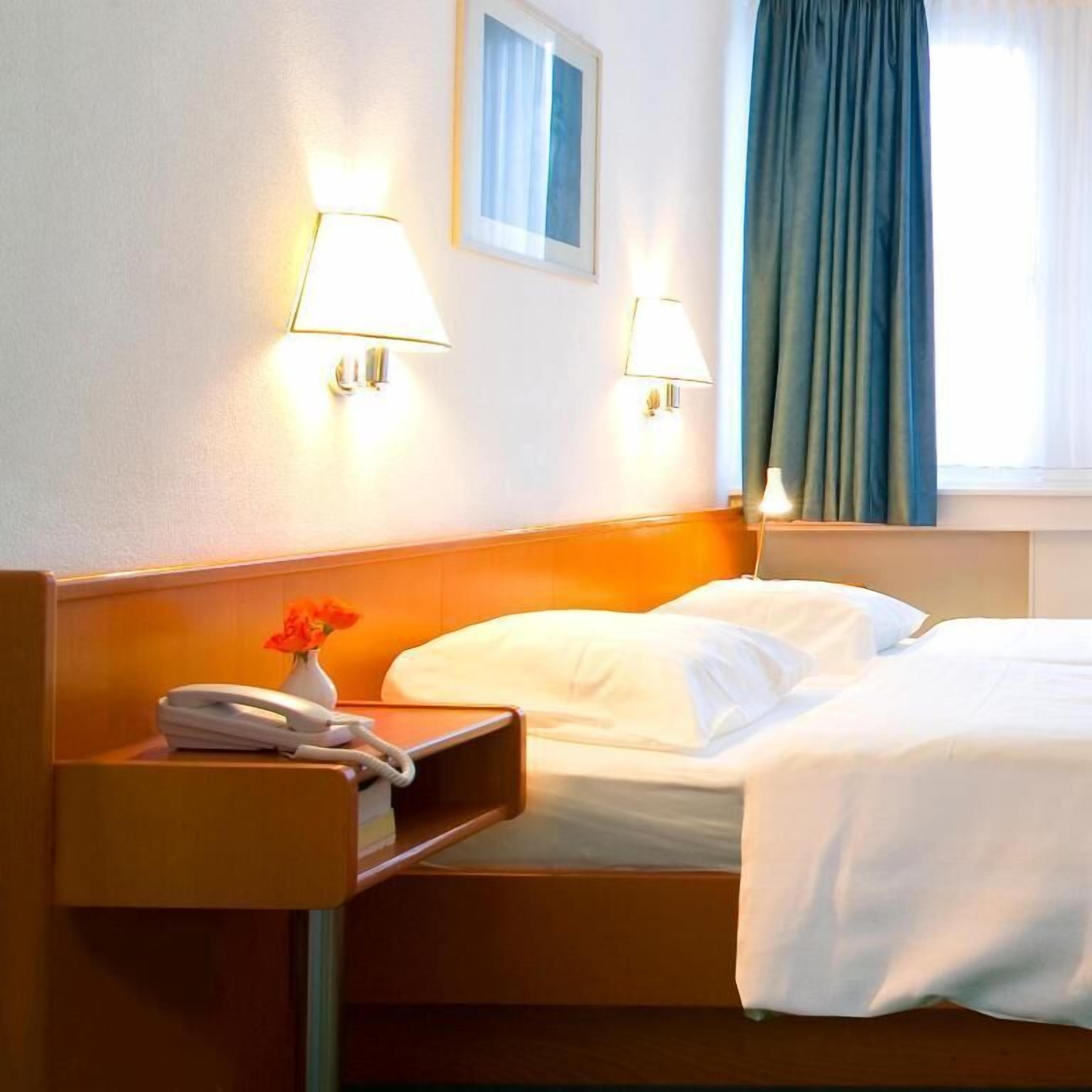 Kahden hengen classic-huone, kaupunkinäköala | Tallelokero huoneessa, silitysrauta/-lauta, ilmainen Wi-Fi