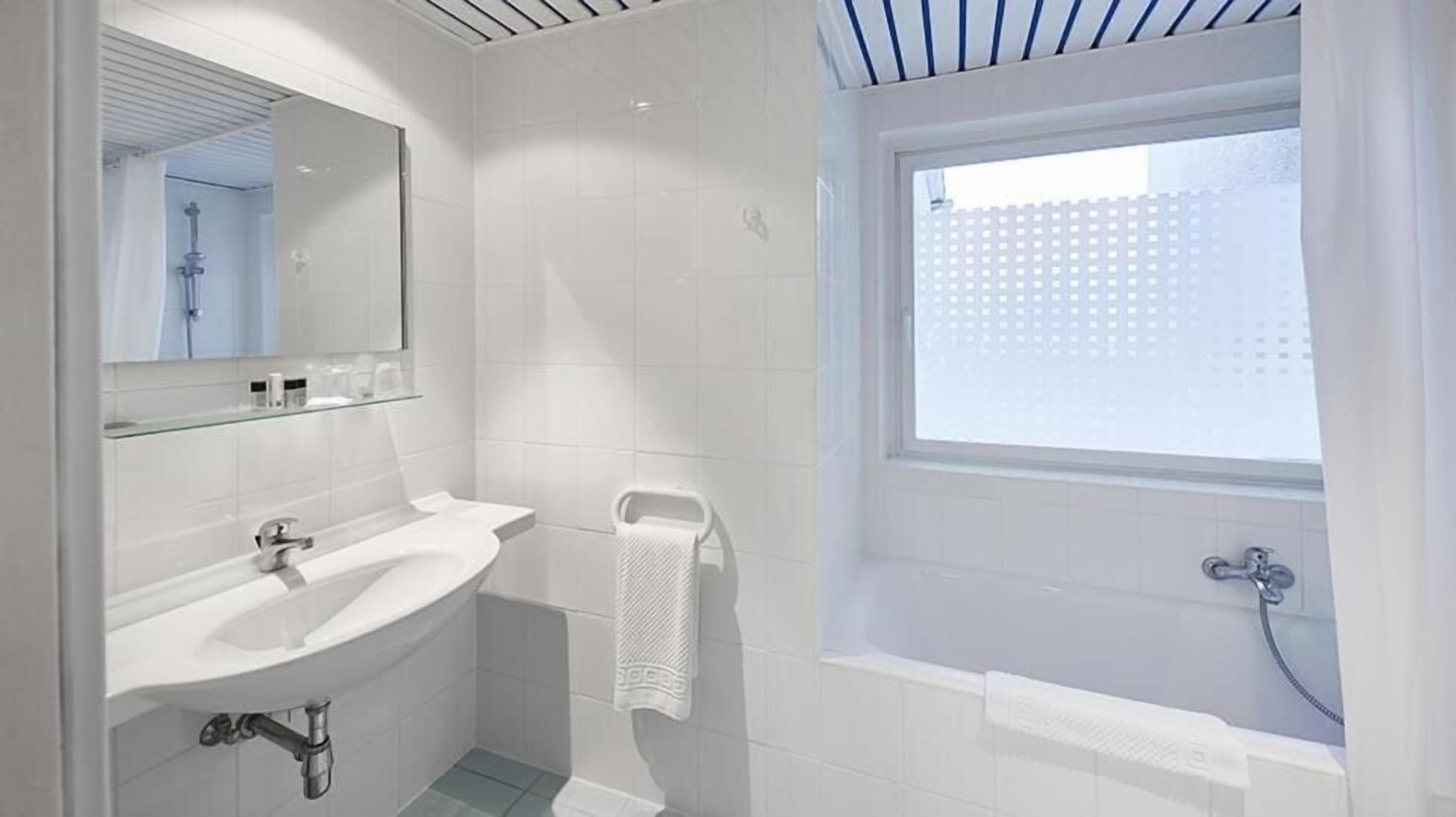 Chambre Double Supérieure | Salle de bain | Articles de toilette gratuits, sèche-cheveux, serviettes fournies, savon