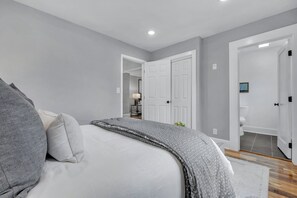 Een bureau, een strijkplank/strijkijzer, gratis wifi, beddengoed