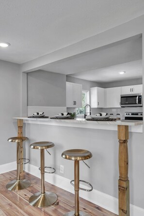 Fridge, microwave, oven, stovetop - Charming Hideaway Near Downtown & Park Ave (Tallahassee)