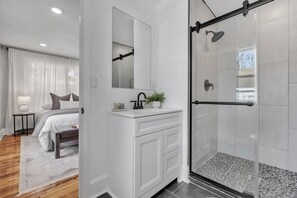 Toallas, jabón, shampoo, papel de baño 