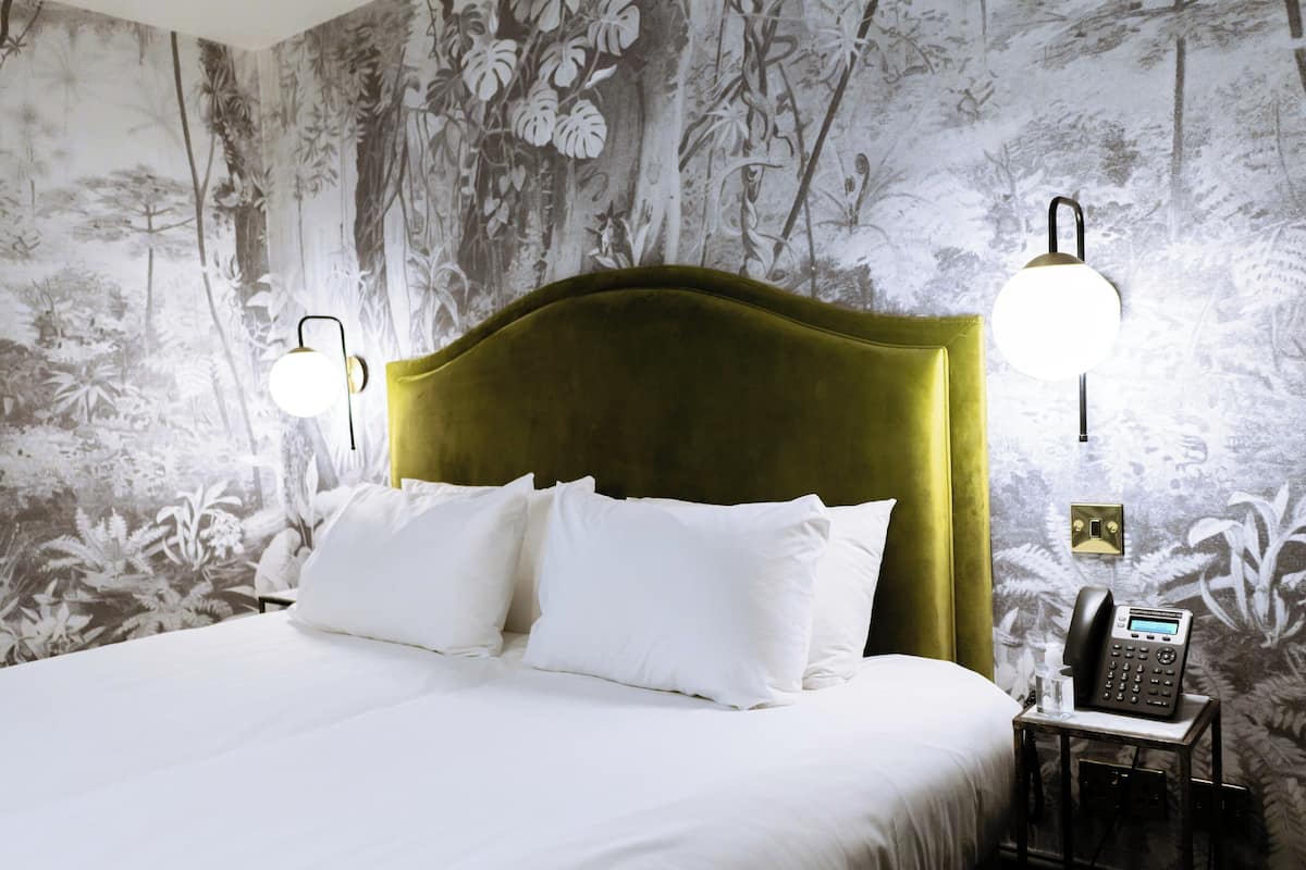 Kahden hengen superior-huone (yksi tai kaksi sänkyä) | Tallelokero huoneessa, yksilöllisesti sisustettu