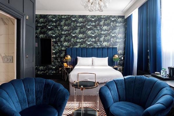 Kahden hengen deluxe-huone (yksi tai kaksi sänkyä) | Tallelokero huoneessa, yksilöllisesti sisustettu