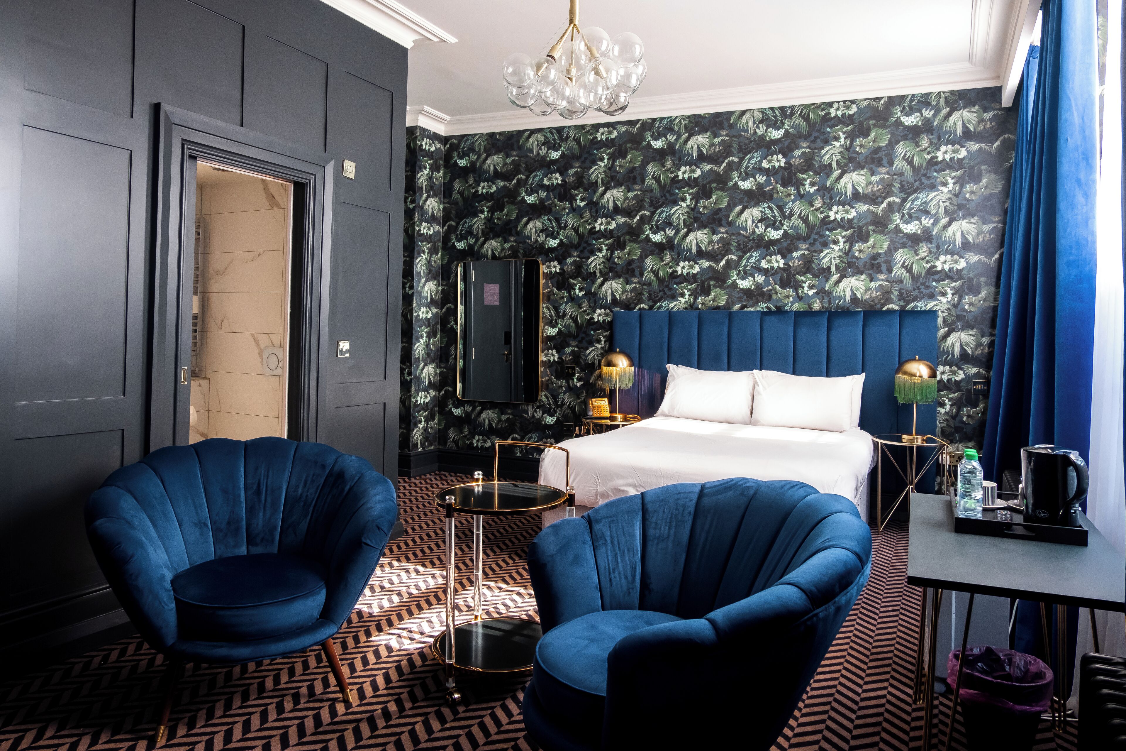 Kahden hengen deluxe-huone (yksi tai kaksi sänkyä) | Tallelokero huoneessa, yksilöllisesti sisustettu