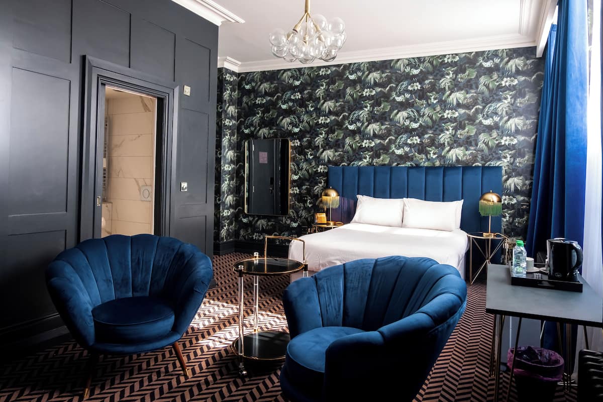 Kahden hengen deluxe-huone (yksi tai kaksi sänkyä) | Tallelokero huoneessa, yksilöllisesti sisustettu