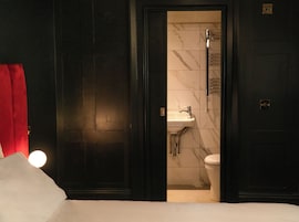 Standard Double or Twin Room, Non Smoking | Bathroom | Shower, rainfall showerhead, free toiletries, hair dryer