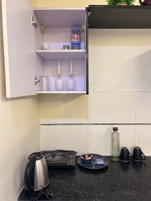 Private kitchen - A studio apartment in the heart of Vrindavan (Vrindavan)