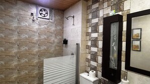 淋浴设施、毛巾、肥皂、卫生纸