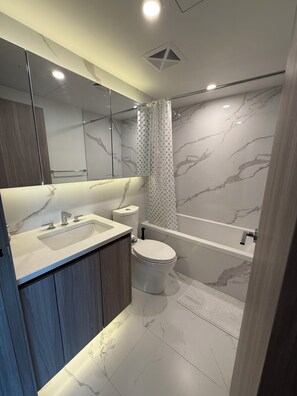 Hårtork, handdukar, tvål och toalettpapper