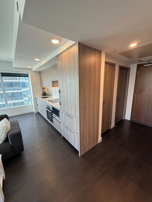 Microwave, oven, stovetop, dishwasher - Luxury 2-bedroom 2 baths condo Downtown Toronto (Toronto)