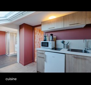 Réfrigérateur, micro-ondes, plaque de cuisson, cafetière/bouilloire