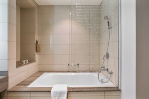 Hair dryer, bidet, towels, toilet paper - Luxury 2 Bedroom | Near Burj Khalifa & Dubai Mall (Dubai)