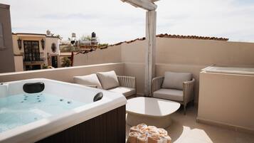 Villa de lujo, 3 habitaciones, vista al patio | Tina de hidromasaje al aire libre