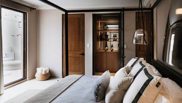 Luxury Villa, Courtyard View | Down comforters, pillowtop beds, free minibar, in-room safe