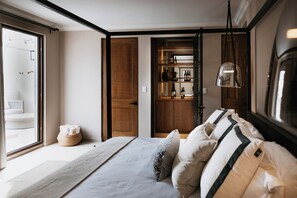 Villa luxueuse, vue sur la cour intérieure | Couette en duvet, lit avec matelas à plateau-coussin