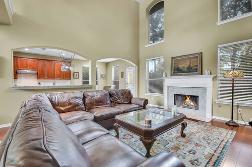 Spacious 4-bedroom house in fabulous Seabrook close to NASA and Kemah Boardwalk