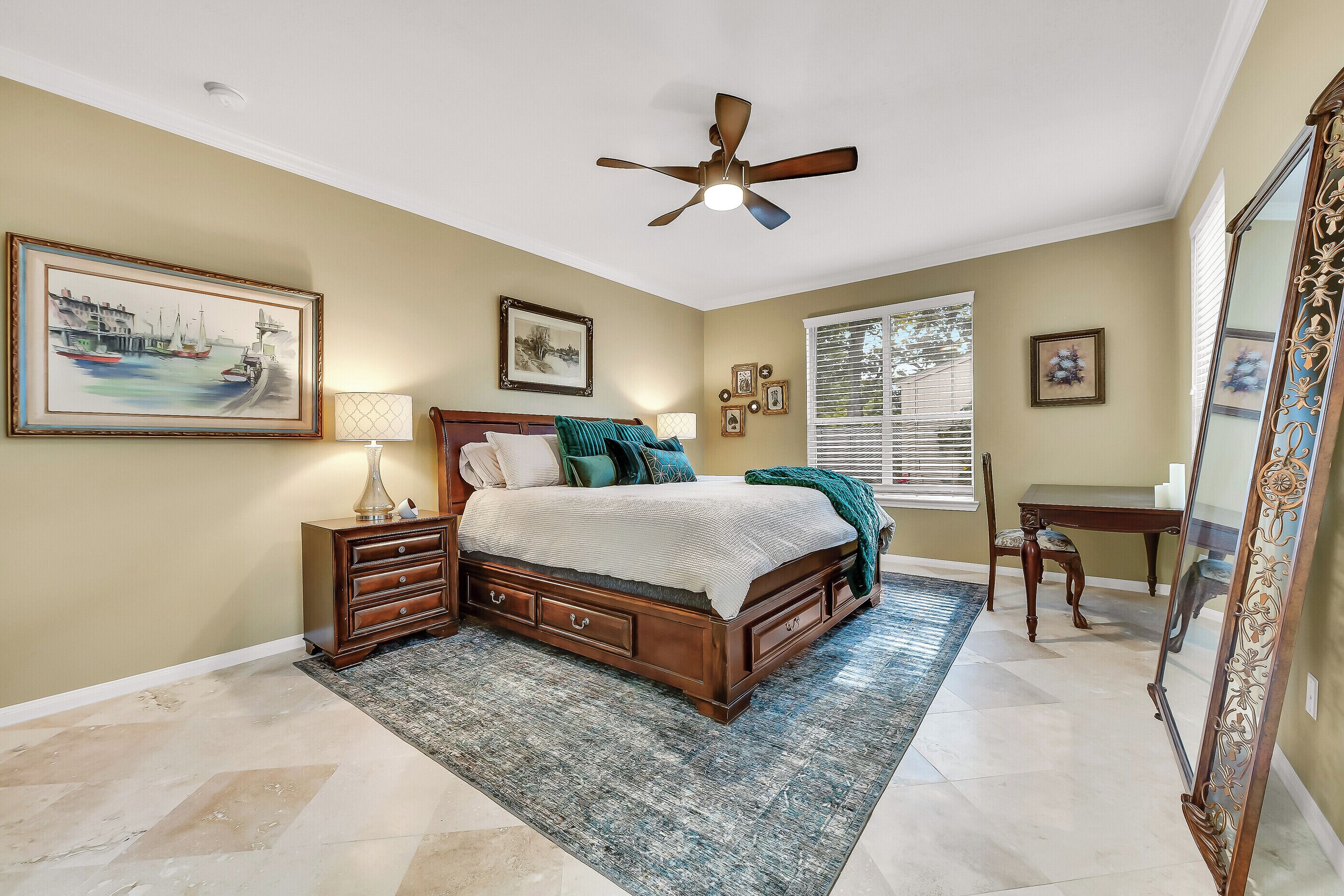 4 bedrooms, desk, WiFi, bed sheets