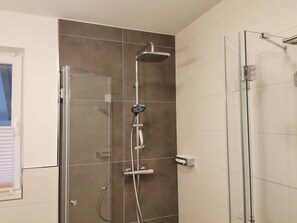 Shower, hair dryer, soap - Apartment near the harbor - ideal for couples  (Putbus)