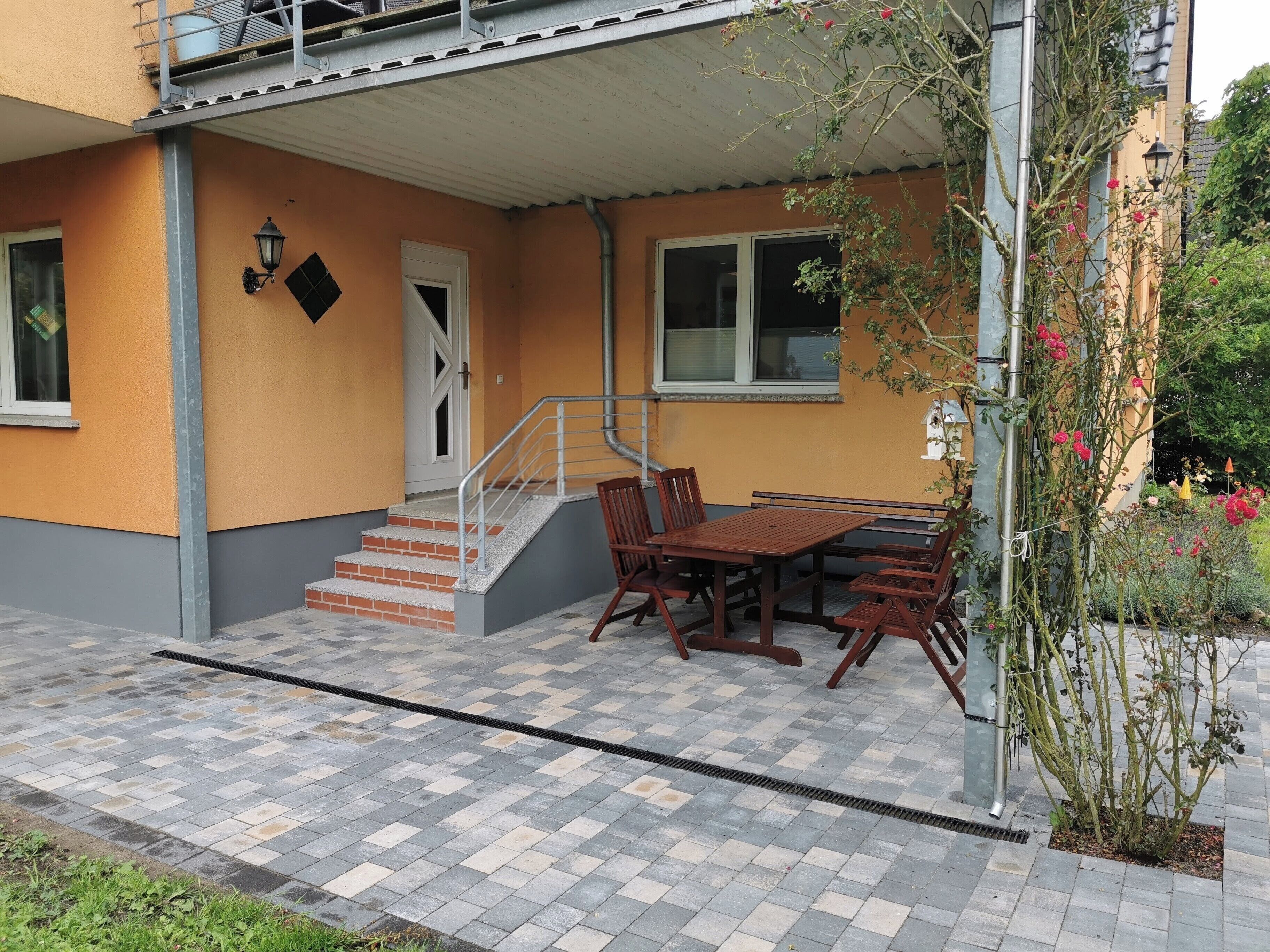 Eingang und überdachte Terrasse