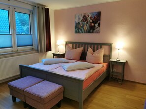 Escritorio, cuna de viaje, wifi gratis y ropa de cama 