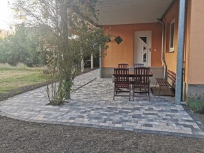 Outdoor dining - Apartment near the harbor - ideal for couples  (Putbus)