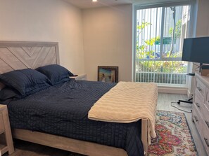 Room - Perfect 1-bedroom condo in amazing Oceanside walk to the beach (Oceanside)