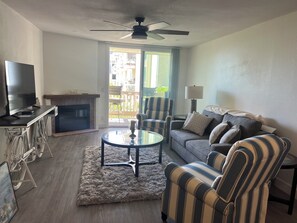 Living area - Perfect 1-bedroom condo in amazing Oceanside walk to the beach (Oceanside)