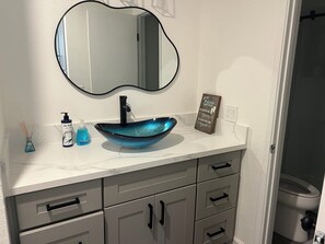 Bathroom - Perfect 1-bedroom condo in amazing Oceanside walk to the beach (Oceanside)