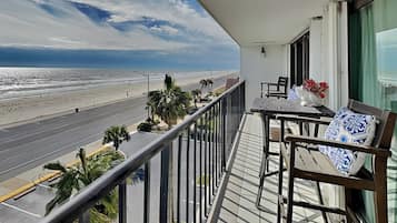 Condo (2 Bedrooms) | Property amenity